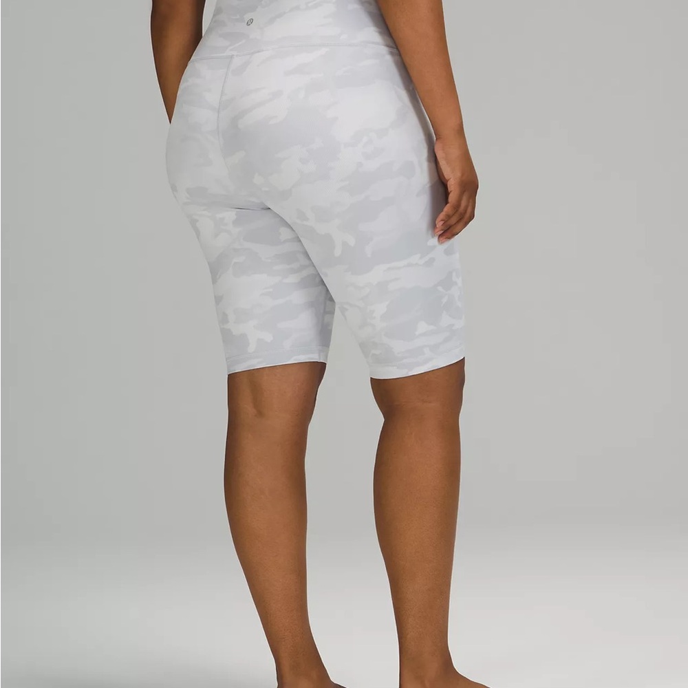 LuluLemon Women's color Gray Alpine White camo Starlight shorts  size 2 NWT